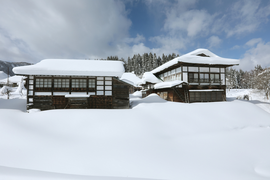 新雪に覆われた集落