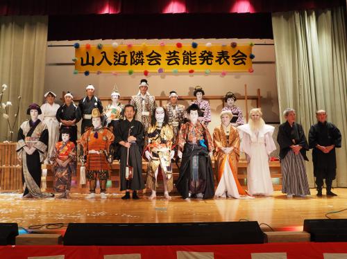 山入歌舞伎に出演した鈴木隊員(後列中央)