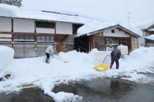 自宅の雪かたしをしている写真