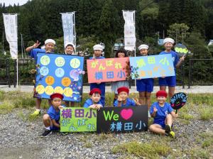 鼓笛パレード応援メッセージを持って集合写真