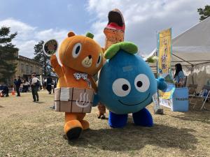 キャラクターと写真を撮るかぼまる