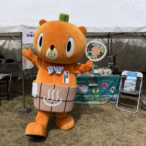 ブースの前で写真を撮るかぼまる
