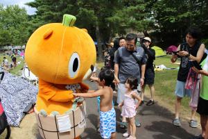子どもたちとじゃれ合うかぼまる