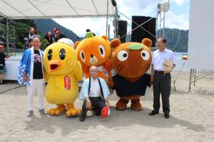ゆるキャラと市長、町長の集合写真