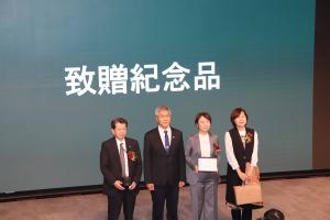 記念品交換の写真