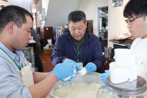 愛情込めておにぎりをにぎります-min