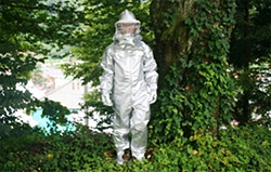 ハチ防除服の着用写真
