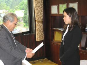 辞令交付式での隊員(左:町長/右:渡辺さん)
