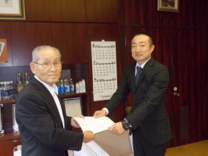 辞令交付式での隊員(左:町長/右:西脇さん)