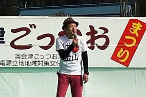 Tシャツを着た西脇隊員