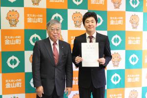 辞令交付式での隊員(左:町長/右:安藤さん)